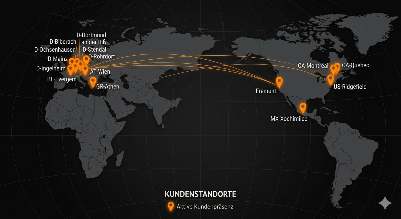 Weltkarte mit orangenen Standortmarkierungen der aktiven Kundenpräsenz von cube one in Europa und Nordamerika
