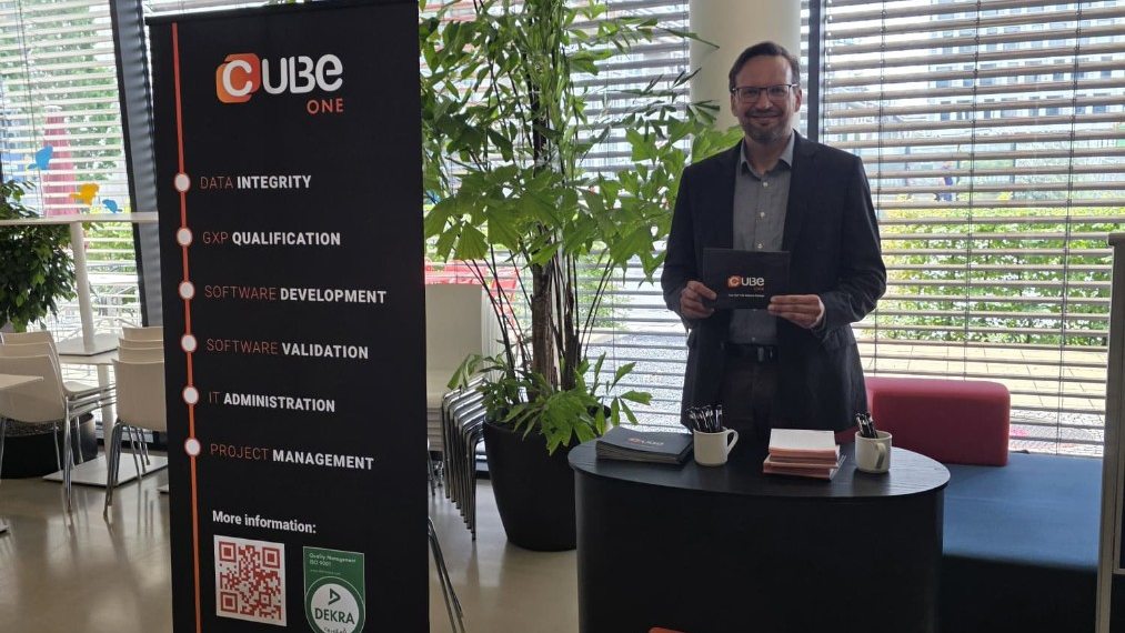 cube one Stand auf der Abteilungsmesse eines Pharmaunternehmens