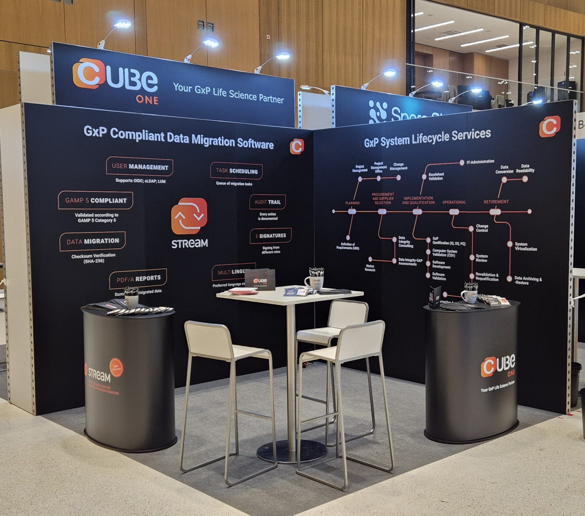 cube one Messestand auf dem GMP PharmaCongress 2026